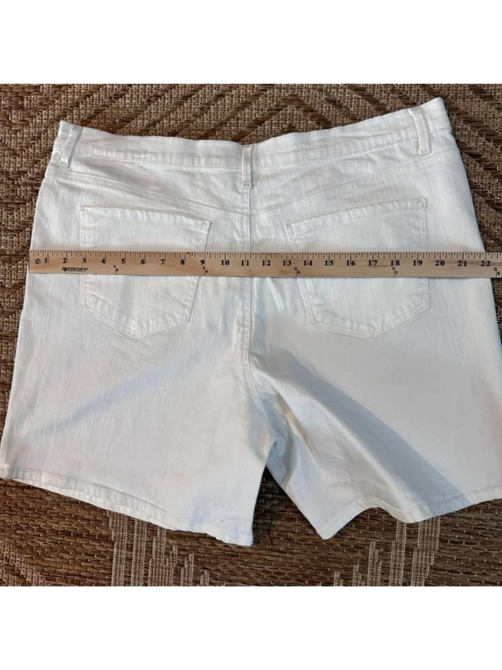 Gloria Vanderbilt White Denim Jean Shorts Size 18 All-Around Slimming Effect